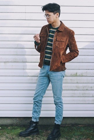 С чем носить голубые зауженные джинсы в 20 лет мужчине в теплую погоду: Коричневая замшевая куртка харрингтон в паре с голубыми зауженными джинсами — классная идея для создания мужского лука в стиле смарт-кэжуал. Любишь экспериментировать? Дополни лук черными кожаными повседневными ботинками.