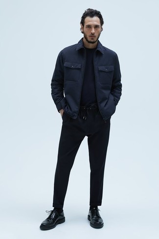 С чем носить темно-синюю куртку харрингтон: Тандем темно-синей куртки харрингтон и черных брюк чинос смотрится круто и стильно. Весьма органично здесь будут смотреться черные кожаные туфли дерби.