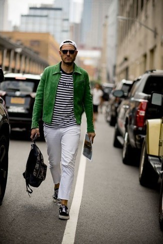 С чем носить зеленую куртку харрингтон в стиле кэжуал: Сочетание зеленой куртки харрингтон и белых брюк чинос позволит создать необыденный мужской лук в непринужденном стиле. Любишь дерзкие решения? Можешь закончить свой лук черно-белыми низкими кедами из плотной ткани.