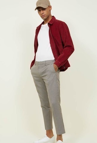 Какие брюки чинос носить с красной курткой харрингтон: Удобное сочетание красной куртки харрингтон и брюк чинос несомненно будет обращать на себя внимание красивых дам. Смелые молодые люди закончат образ белыми кожаными низкими кедами.