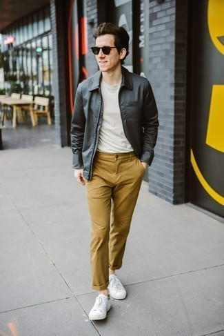 С чем носить зелено-желтые брюки в 30 лет мужчине весна: Ансамбль из темно-серой куртки харрингтон и зелено-желтых брюк выглядит привлекательно и необычно. Хочешь сделать образ немного строже? Тогда в качестве дополнения к этому луку, выбирай белые низкие кеды из плотной ткани. Когда зима отступает и сменяется более теплой погодой, нам, мужчинам, хочется выделяться, излучать успех и уверенность в себе и заряжать позитивом. Такой лук обязательно поможет достичь желаемого результата.