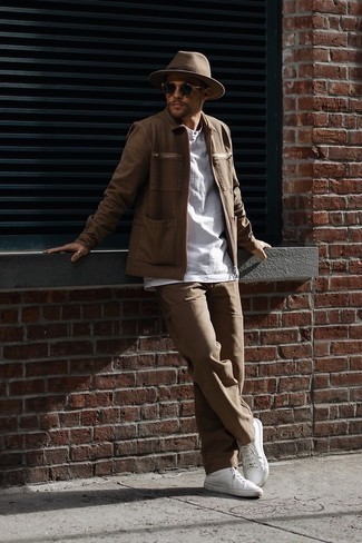 Модный лук: коричневая куртка харрингтон, белая футболка с круглым вырезом, коричневые брюки чинос, белые кожаные низкие кеды
