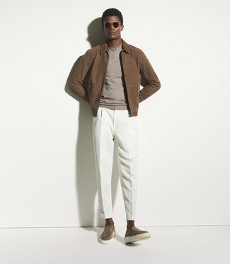 Модный лук: коричневая замшевая куртка харрингтон, серая футболка с круглым вырезом, белые брюки чинос, коричневые замшевые лоферы