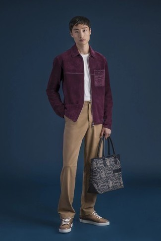 С чем носить светло-фиолетовую куртку мужчине: Как видишь, светло-фиолетовая куртка выглядит стильно в сочетании со светло-коричневыми брюками чинос. Чтобы добавить в лук чуточку легкой небрежности , на ноги можно надеть коричневые кожаные низкие кеды.