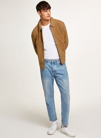 Модный лук: светло-коричневая куртка харрингтон, белая футболка с круглым вырезом, голубые джинсы, белые кожаные низкие кеды