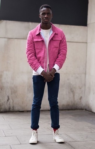 С чем носить ярко-розовую куртку мужчине в теплую погоду: Если ты любишь выглядеть с иголочки, чувствуя себя при этом комфортно и нескованно, стоит попробовать это сочетание ярко-розовой куртки и темно-синих джинсов. Этот ансамбль органично дополнят белые высокие кеды из плотной ткани.
