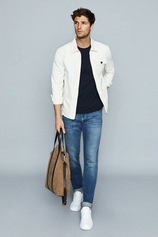 Какие куртки харрингтон носить с бело-черными низкими кедами в 20 лет: Комбо из куртки харрингтон и синих джинсов поможет составить стильный мужской образ. В тандеме с этим луком выгодно выглядят бело-черные низкие кеды.