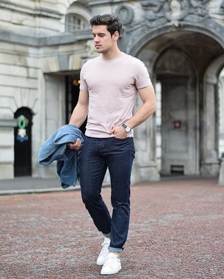 Какие джинсы носить с бело-ярко-розовой футболкой с круглым вырезом в 20 лет мужчине: Бело-ярко-розовая футболка с круглым вырезом будет выглядеть выигрышно с джинсами. Вкупе с этим ансамблем идеально будут смотреться белые низкие кеды из плотной ткани.