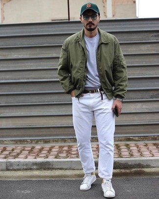 Какие куртки харрингтон носить с белыми джинсами в 30 лет: В куртке харрингтон и белых джинсах можно пойти на встречу в непринужденной атмосфере или провести выходной, когда в планах культурное мероприятие без дресс-кода. Вместе с этим ансамблем выигрышно смотрятся бело-зеленые кожаные низкие кеды.