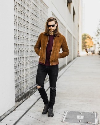 С чем носить коричневую замшевую куртку харрингтон осень в стиле кэжуал: Если в одежде ты делаешь ставку на комфорт и функциональность, коричневая замшевая куртка харрингтон и черные рваные джинсы — хороший выбор для привлекательного повседневного мужского образа. Любишь экспериментировать? Заверши лук темно-серыми замшевыми ботинками челси. Думается, это классная задумка в хмурый осенний день.