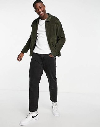Какие джинсы носить с бело-черными низкими кедами мужчине: Темно-зеленая вельветовая куртка харрингтон и джинсы — великолепный образ, если ты ищешь раскованный, но в то же время стильный мужской образ. Бело-черные низкие кеды органично впишутся в ансамбль.