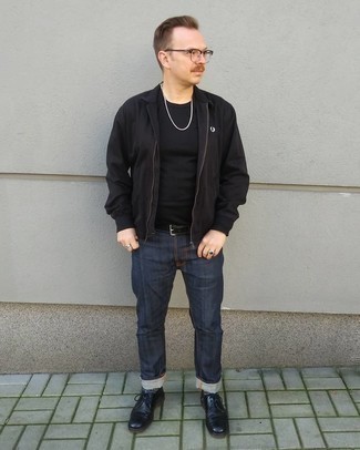Как носить куртку харрингтон с джинсами: Куртка харрингтон и джинсы будет хорошей идеей для легкого образа на каждый день. Не прочь сделать лук немного строже? Тогда в качестве дополнения к этому ансамблю, выбери черные кожаные туфли дерби.
