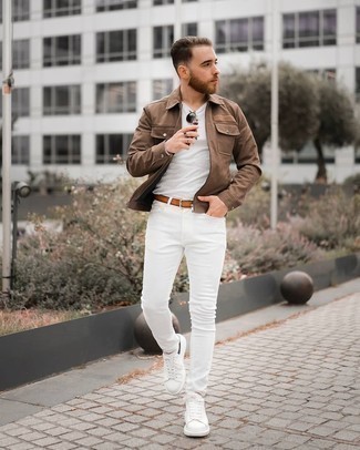 Как носить куртку харрингтон с низкими кедами: Куртка харрингтон и белые зауженные джинсы стильно вписываются в гардероб самых взыскательных мужчин. В качестве завершения этого образа здесь напрашиваются низкие кеды.
