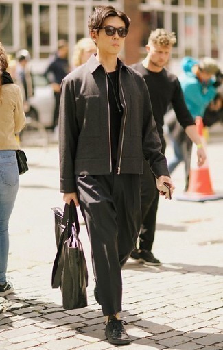 С чем носить темно-серую куртку харрингтон в 30 лет в стиле смарт-кэжуал: Темно-серая куртка харрингтон и темно-серые классические брюки позволят составить выразительный мужской лук. Такой образ несложно приспособить к повседневным нуждам, если закончить его черными кожаными низкими кедами.