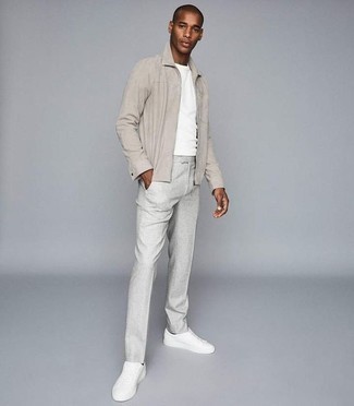 Модный лук: бежевая куртка харрингтон, белая футболка с круглым вырезом, серые классические брюки, белые кожаные низкие кеды