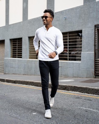 С чем носить черные джинсы мужчине: Ансамбль из белой лонгслива с горловиной на пуговицах и черных джинсов позволит создать интересный мужской лук в стиле casual. Этот образ выигрышно дополнят белые высокие кеды из плотной ткани.