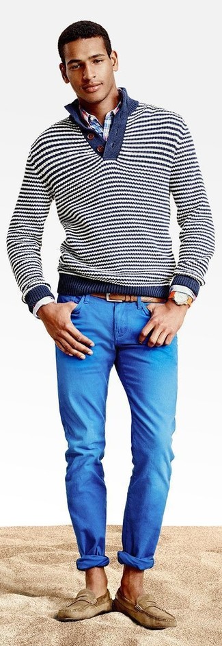 С чем носить темно-синий свитер с горловиной на пуговицах осень: Комбо из темно-синего свитера с горловиной на пуговицах и синих брюк чинос — отличная идея для воплощения мужского ансамбля в стиле элегантной повседневности. Хочешь добавить сюда нотку строгости? Тогда в качестве обуви к этому ансамблю, стоит обратить внимание на светло-коричневые замшевые лоферы. Такое сочетание вещей поможет создать солнечное осеннее настроение, даже если на улице сыро и промозгло.