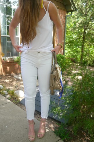 С чем носить бело-темно-синюю майку женщине в жару: Бело-темно-синяя майка и белые рваные джинсы скинни — отличное решение для девушек, которые постоянно в движении. Вкупе с этим нарядом стильно будут выглядеть бежевые кожаные босоножки на каблуке.