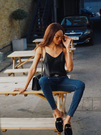С чем носить синие джинсы женщине лето: Если ты ценишь комфорт и функциональность, черная шелковая майка и синие джинсы — превосходный выбор для стильного повседневного ансамбля. Хотела бы добавить в этот наряд нотку строгости? Тогда в качестве обуви к этому образу, стоит выбрать черные замшевые лоферы. Подобное сочетание вещей уж точно поможет пережить изнурительный июльский зной.