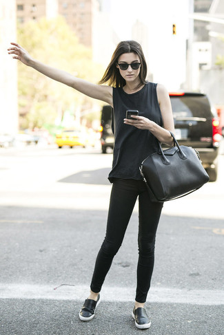 Модный лук: черная майка, черные джинсы скинни, черные кожаные слипоны, черная кожаная большая сумка