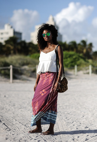 Модный лук: белая майка с рюшами, темно-красная длинная юбка с принтом, коричневая замшевая сумка через плечо с леопардовым принтом, зеленые солнцезащитные очки