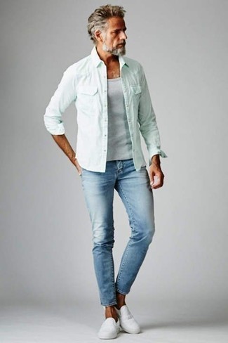 С чем носить голубые джинсы мужчине: Если превыше всего ты ценишь комфорт и практичность, тебе полюбится такое сочетание мятной рубашки с длинным рукавом и голубых джинсов. В этот ансамбль очень легко интегрировать пару белых слипонов из плотной ткани.