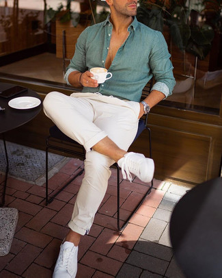 С чем носить зеленую рубашку с длинным рукавом в 30 лет мужчине в стиле кэжуал: Если ты любишь одеваться с иголочки, и при этом чувствовать себя комфортно и расслабленно, тебе стоит опробировать это сочетание зеленой рубашки с длинным рукавом и белых брюк чинос. Почему бы не добавить в этот лук чуточку беззаботства с помощью белых низких кед из плотной ткани?