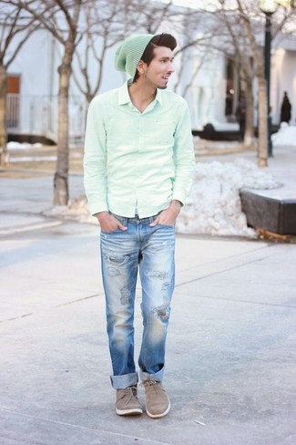 Модный лук: мятная рубашка с длинным рукавом, синие джинсы, серые замшевые ботинки дезерты, мятная шапка