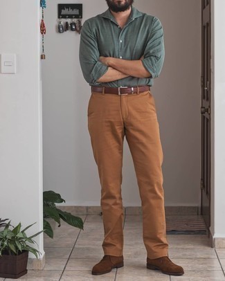 Какие брюки чинос носить с зеленой рубашкой с длинным рукавом: Зеленая рубашка с длинным рукавом и брюки чинос — обязательные вещи в гардеробе джентльменов с чувством стиля. Вкупе с этим ансамблем выгодно смотрятся коричневые замшевые ботинки дезерты.