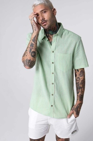 С чем носить зеленую рубашку мужчине: Зеленая рубашка и белые шорты надежно обосновались в гардеробе многих джентльменов, позволяя составлять запоминающиеся и удобные ансамбли.