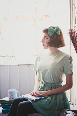 С чем носить зеленую короткую юбку-солнце в жару: Если ты любишь одеваться красиво, чувствуя себя при этом комфортно и нескованно, стоит опробировать это сочетание мятной футболки с круглым вырезом и зеленой короткой юбки-солнце.
