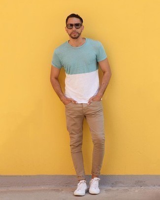 С чем носить зеленую футболку мужчине: Для свидания в кино или кафе отлично подходит образ из зеленой футболки и светло-коричневых джинсов. Хочешь сделать образ немного строже? Тогда в качестве обуви к этому образу, выбери белые низкие кеды из плотной ткани.