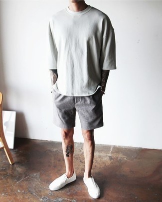 Модный лук: мятная футболка с круглым вырезом, серые шорты, белые слипоны из плотной ткани, серебряный браслет