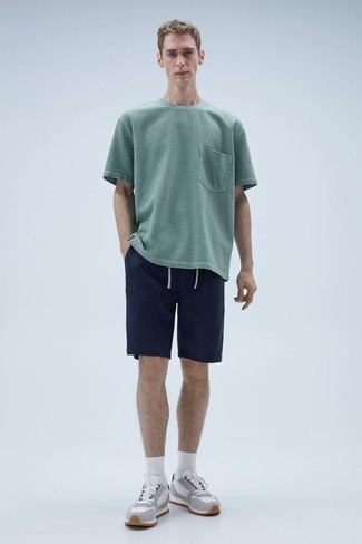 С чем носить кеды в 30 лет мужчине в спортивном стиле: Мятная футболка с круглым вырезом будет выглядеть стильно с темно-синими шортами. Если ты не боишься рисковать, на ноги можешь надеть кеды.