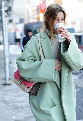 С чем носить ярко-розовую сумку через плечо в деловом стиле: Мятное пальто и ярко-розовая сумка через плечо — классная формула для воплощения модного и практичного наряда.