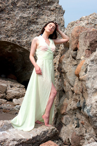 Модный лук: мятное пляжное платье