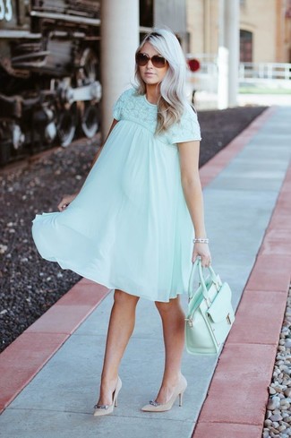 С чем носить зеленое платье в стиле смарт-кэжуал: Зеленое платье — беспроигрышный вариант для прогулки с друзьями или шоппинга. Вкупе с этим образом органично смотрятся бежевые замшевые туфли с украшением.