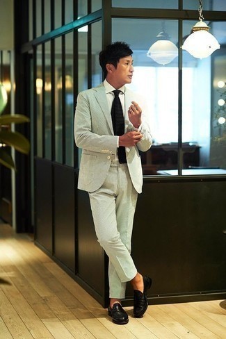 Модный лук: мятный костюм, белая классическая рубашка, черные кожаные лоферы, черный галстук в горизонтальную полоску