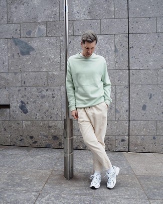 С чем носить зеленый свитер мужчине: Тандем зеленого свитера и бежевых джинсов как нельзя лучше подчеркнет твою индивидуальность. Не прочь сделать образ немного строже? Тогда в качестве дополнения к этому образу, обрати внимание на серебряные кроссовки.