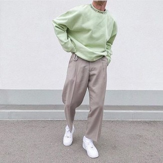 С чем носить зеленый свитшот мужчине: Ансамбль из зеленого свитшота и серых брюк чинос поможет реализовать в твоем ансамбле городской стиль современного мужчины. Белые кожаные низкие кеды станут классным завершением твоего образа.