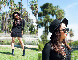 С чем носить черную шерстяную шляпу женщине осень: Если ты делаешь ставку на комфорт и функциональность, черное облегающее платье и черная шерстяная шляпа — отличный выбор для привлекательного наряда на каждый день. Чудесно здесь будут смотреться черные кожаные массивные ботильоны. Модный осенний наряд, подобный этому — один из самых простых способов поднять себе настроение и зарядиться энергией на весь день.