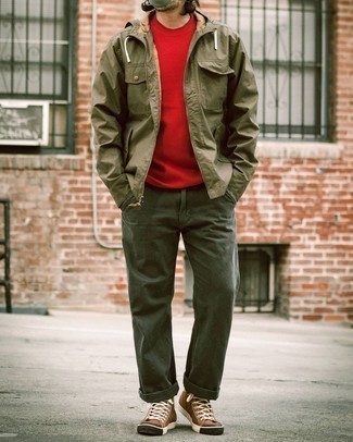 Как носить коричневую обувь с красным свитером в 30 лет мужчине осень в стиле кэжуал: Красный свитер будет выглядеть великолепно в паре с темно-зелеными брюками чинос. Если ты не боишься соединять в своих луках разные стили, из обуви можешь надеть коричневые высокие кеды из плотной ткани. Безусловно, такой образ будет выглядеть прекрасно осенью, когда погода становится непредсказуемой.
