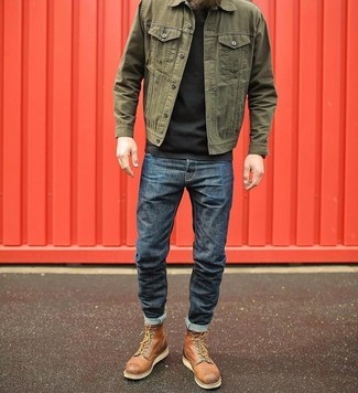 Как носить повседневные ботинки с джинсовой курткой мужчине: Джинсовая куртка смотрится стильно в тандеме с темно-синими джинсами. Хочешь привнести в этот лук нотку элегантности? Тогда в качестве дополнения к этому образу, выбирай повседневные ботинки.