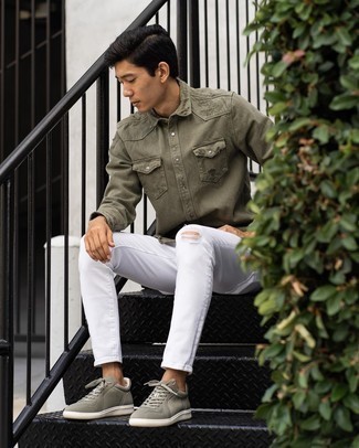 С чем носить белые зауженные джинсы в 30 лет мужчине в спортивном стиле: Если в одежде ты ценишь удобство и практичность, оливковая джинсовая рубашка и белые зауженные джинсы — замечательный выбор для привлекательного повседневного мужского ансамбля. В тандеме с этим образом наиболее выгодно смотрятся оливковые низкие кеды из плотной ткани.
