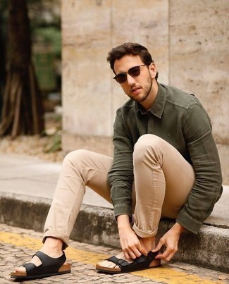 Как носить джинсовую рубашку с сандалиями мужчине: Джинсовая рубашка и светло-коричневые брюки чинос — неотъемлемые вещи в арсенале мужчин с превосходным чувством стиля. Любители незаезженных сочетаний могут завершить лук сандалиями.