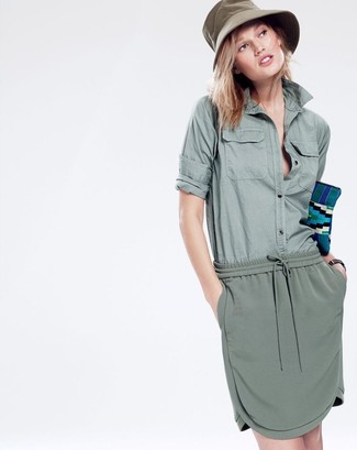 С чем носить темно-зеленую рубашку женщине: Темно-зеленая рубашка и оливковая мини-юбка прочно обосновались в гардеробе многих барышень, помогая составлять шикарные и удобные образы.