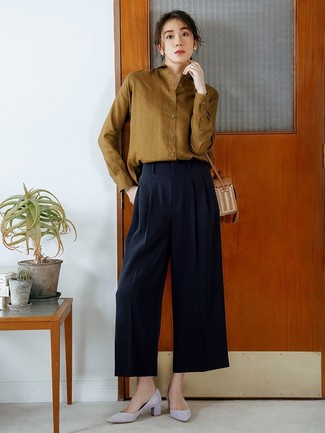С чем носить темно-синие широкие брюки в деловом стиле: Оливковая классическая рубашка в сочетании с темно-синими широкими брюками — замечательный пример изысканного стиля. Серые замшевые туфли — отличный выбор, чтобы завершить образ.