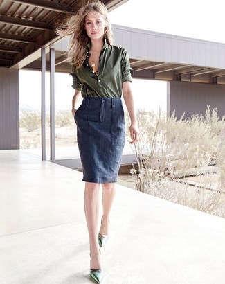 Модный лук: оливковая классическая рубашка, темно-синяя юбка-карандаш, зеленые кожаные туфли
