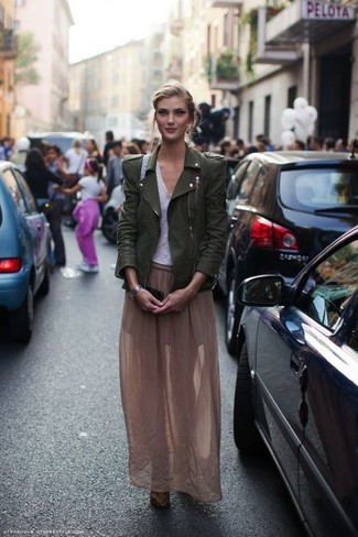 С чем носить шифоновую юбку: Тандем оливковой кожаной косухи и шифоновой юбки — прекрасный пример современного городского стиля.