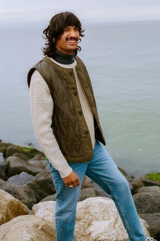 Как носить вязаный свитер с водолазкой мужчине в стиле кэжуал: Сочетание вязаного свитера и водолазки продолжает нравиться стильным джентльменам.